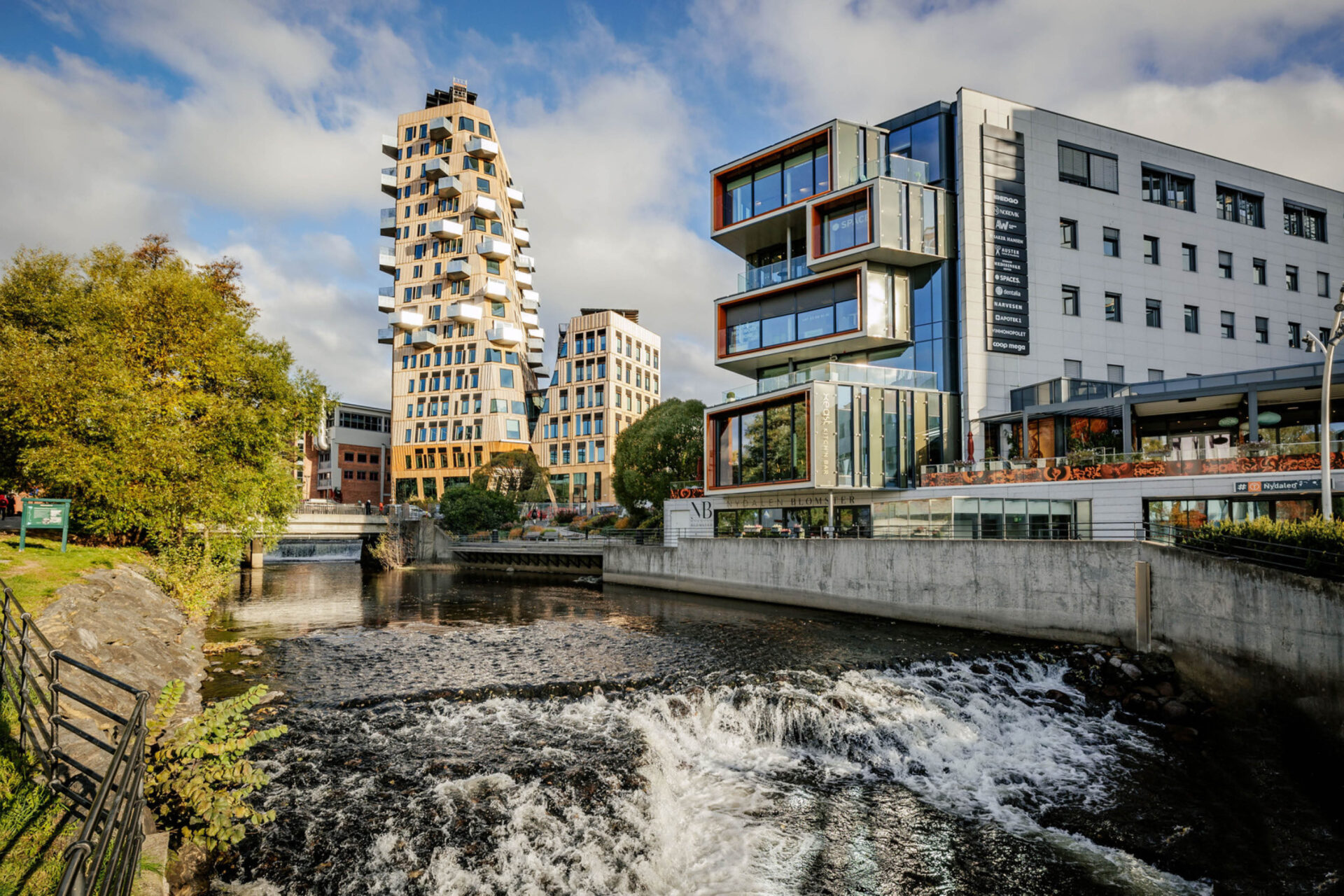 Vertikal Nydalen slik det fremstår i sentrum av Nydalen og med Akerselva som nærmeste nabo.