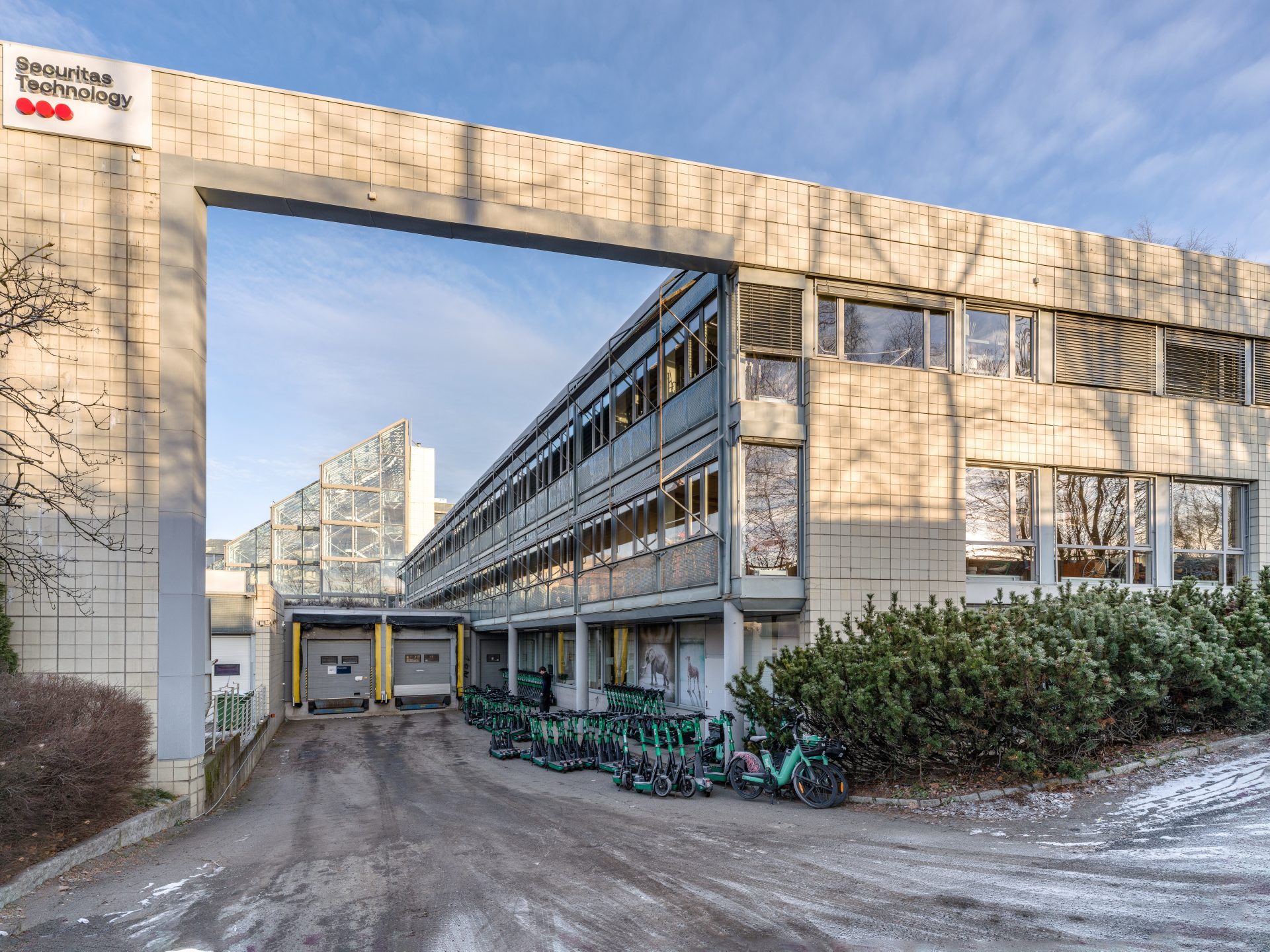 Inngangsparti til høytlager med kjøreport innerst til høyre. Dør inn til lokalet på høyre side.