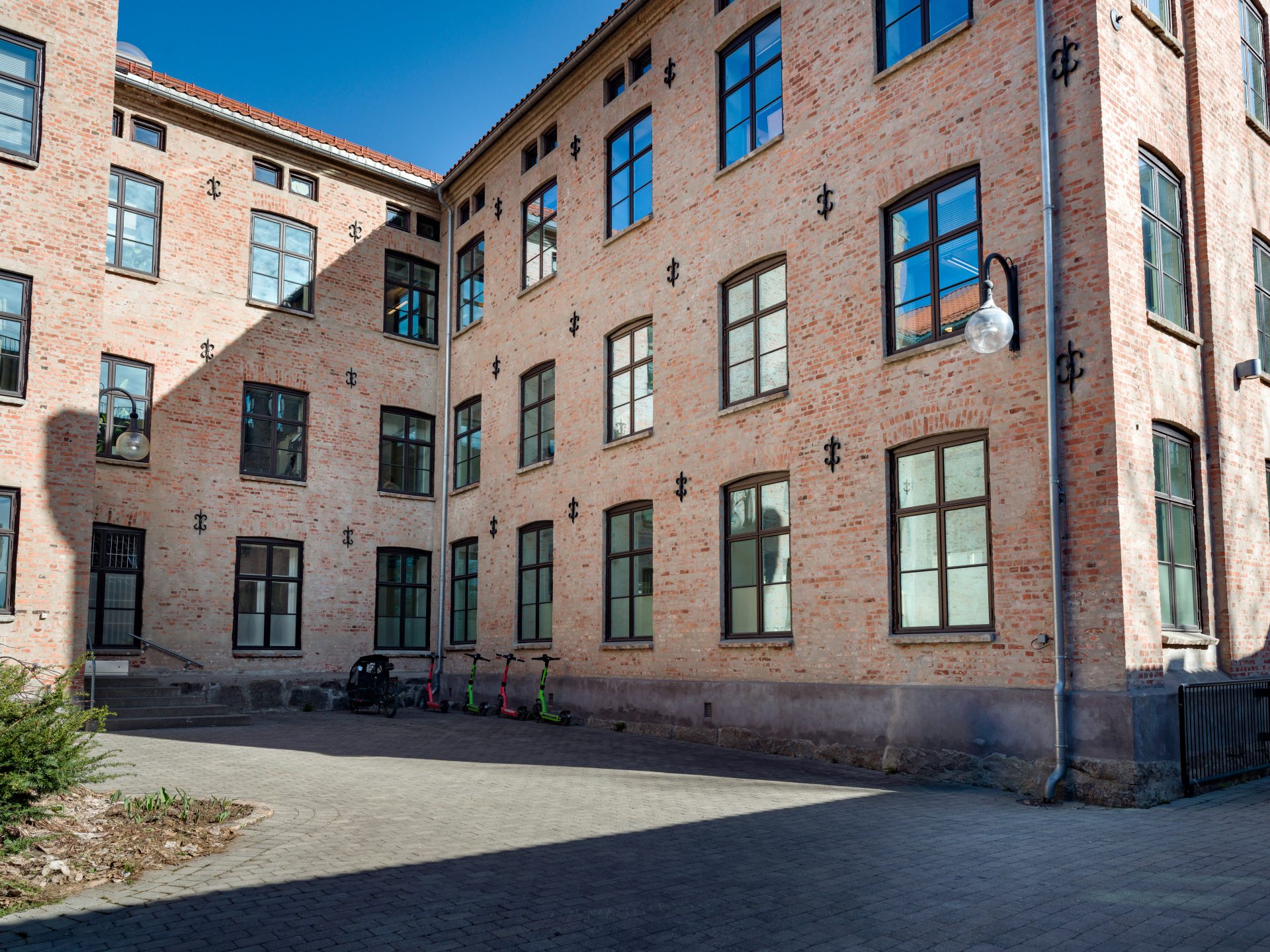 Lokalene ligger i byggets 1. etg Fotograf: @knutneerland @magentfotografer